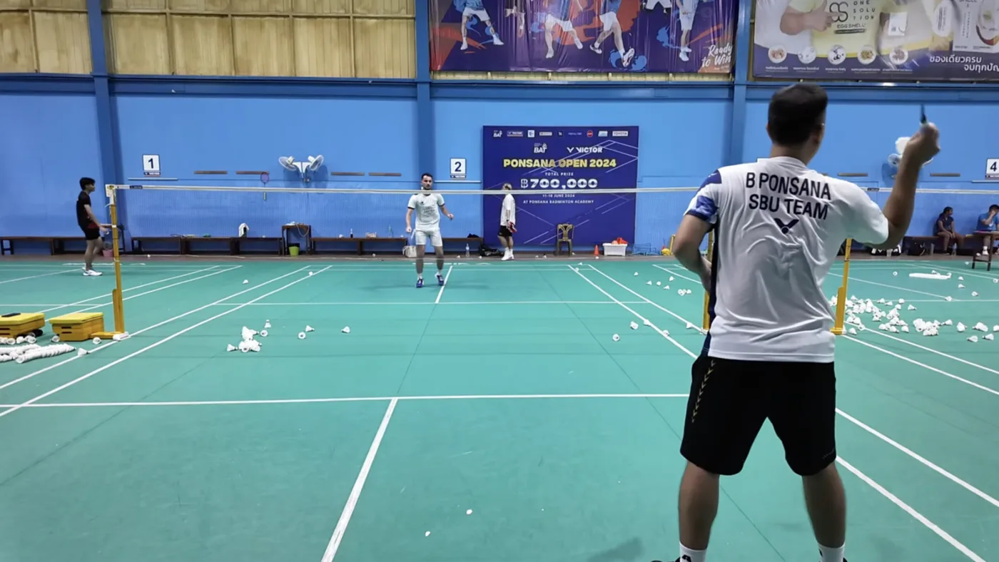 Boonsak Ponsana, ex-n°4 mondial de badminton, en session coaching à la Ponsana Académie de Bangkok