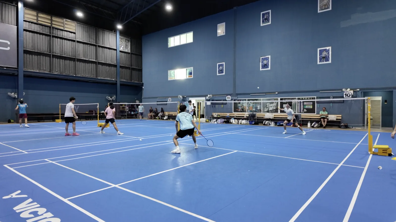 Stage de badminton en Asie — Entraînement sur terrains Taraflex à la Ponsana Académie de Bangkok