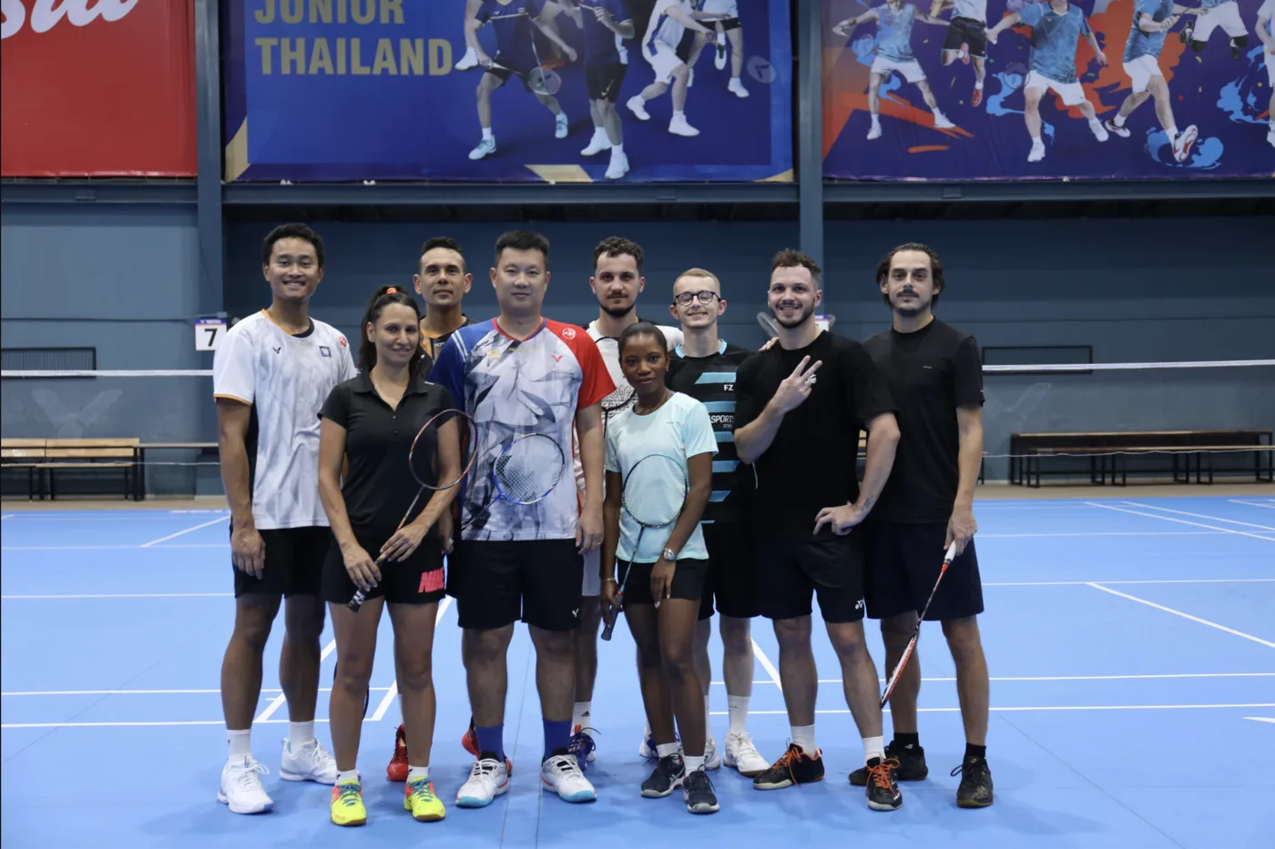 Groupe de stagiaires francophones avec Boonsak Ponsana à la Ponsana Académie de Bangkok — stage de badminton Richard Badminton