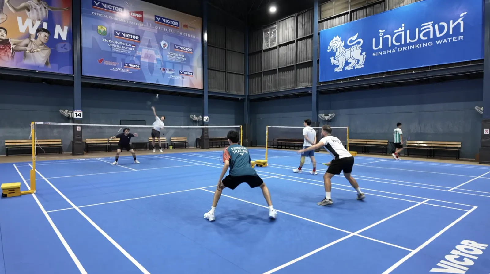 Échange en double : les trois premiers coups qui donnent l'initiative au badminton