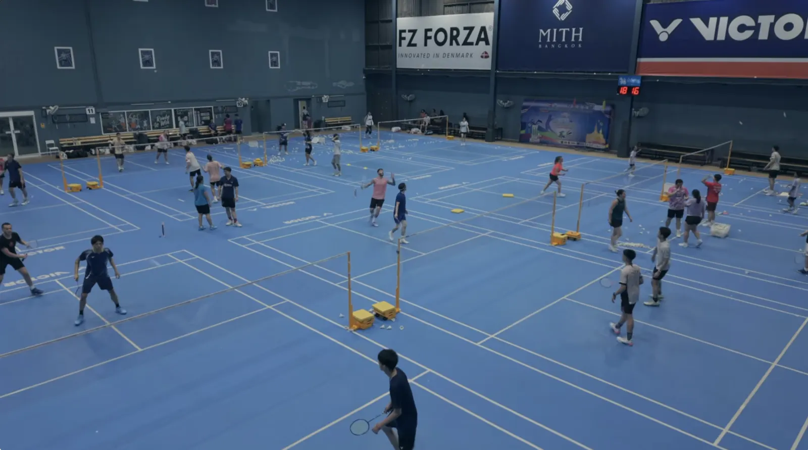 Entraînement collectif à l'académie : renvoyer le volant loin de l'adversaire