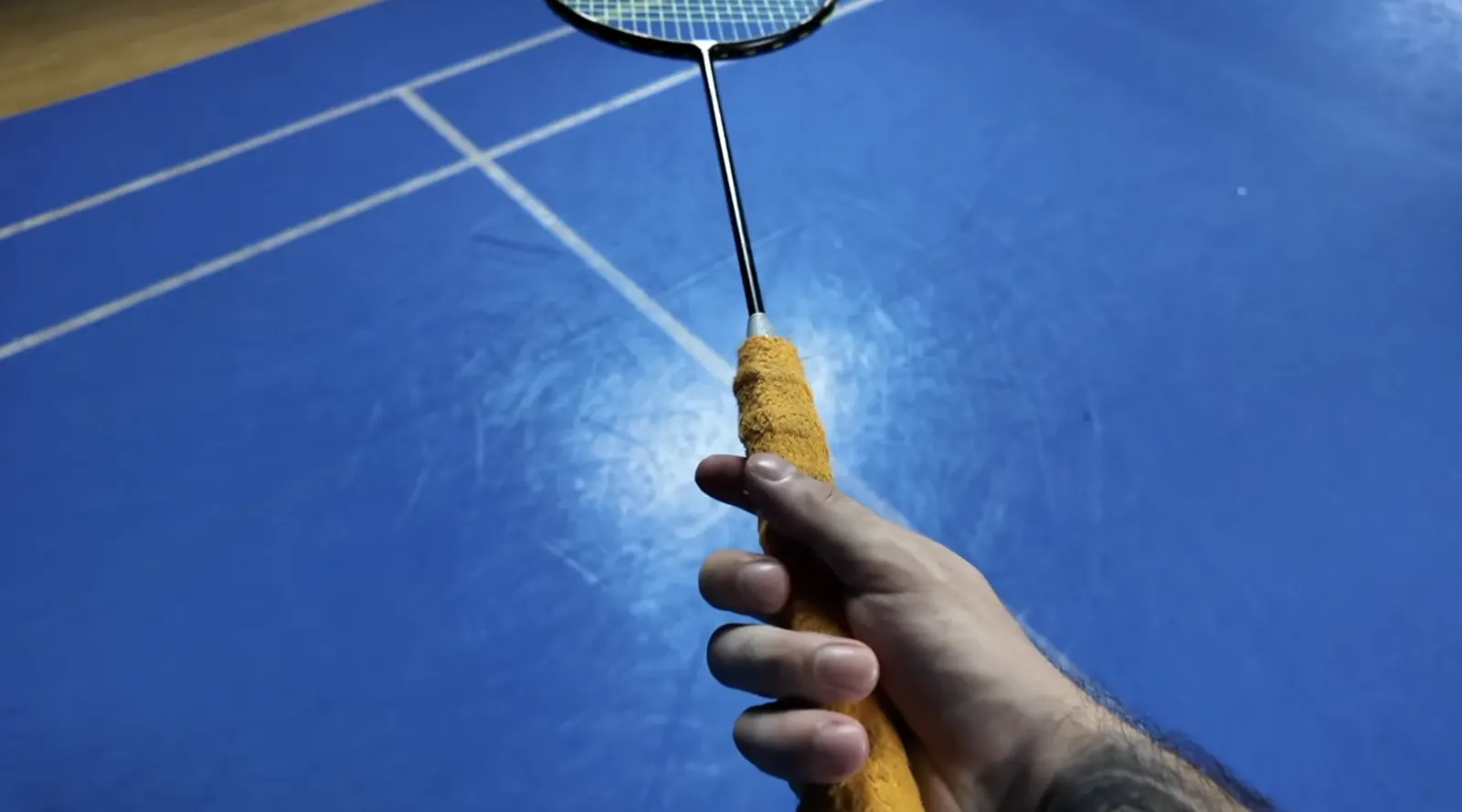 Prise de raquette de badminton relâchée, vue à la première personne