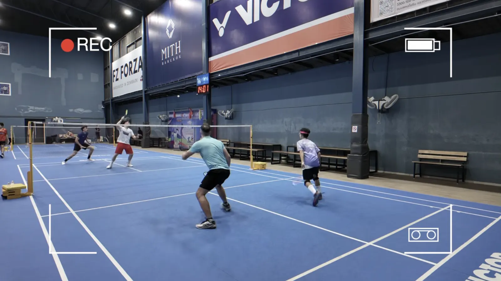 Match de badminton filmé : jouer avec de la marge au-dessus du filet et dans les lignes