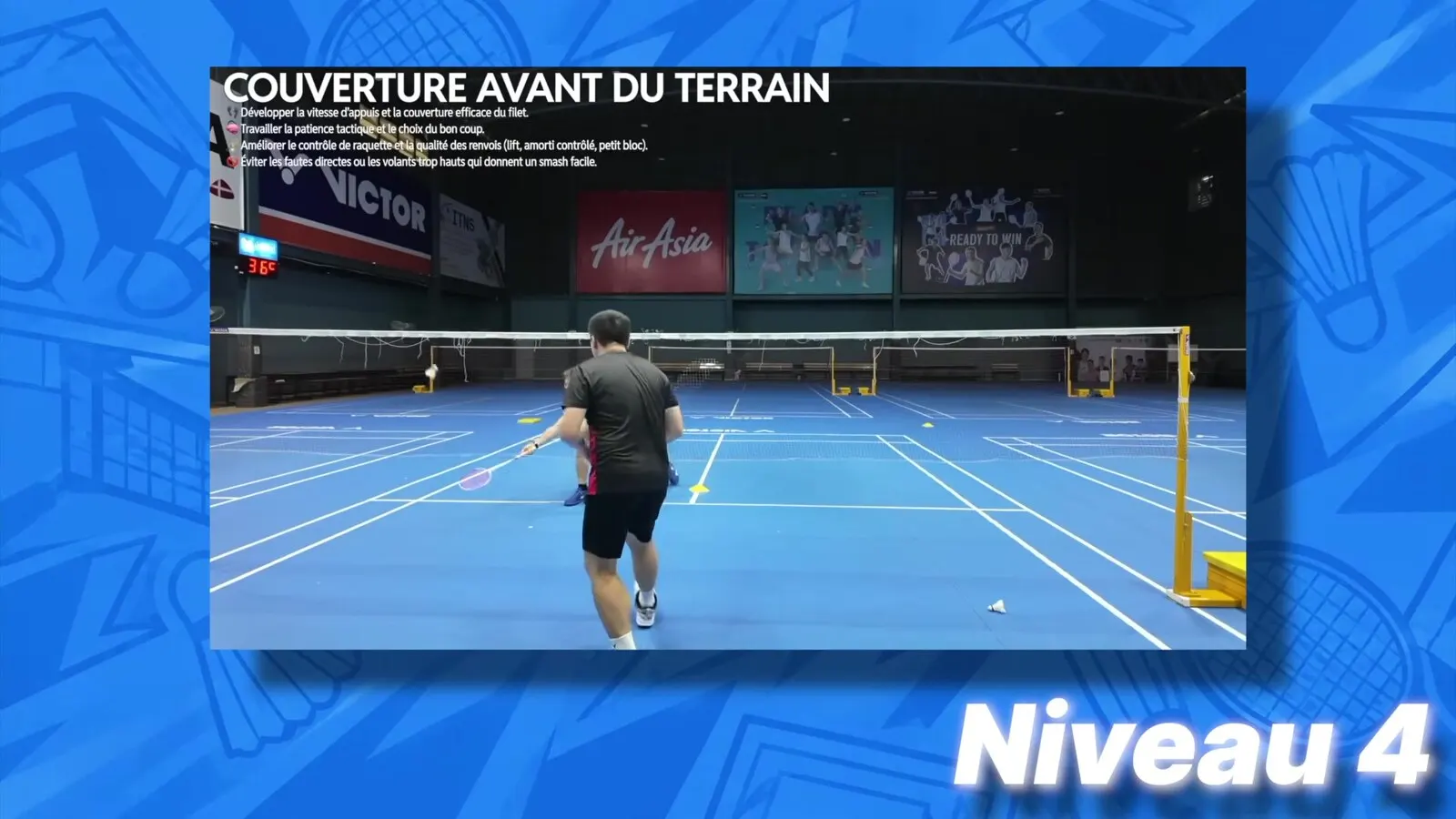 Joueur en séance de multivolant à l'avant du terrain, un exercice pour travailler ses changements de prise