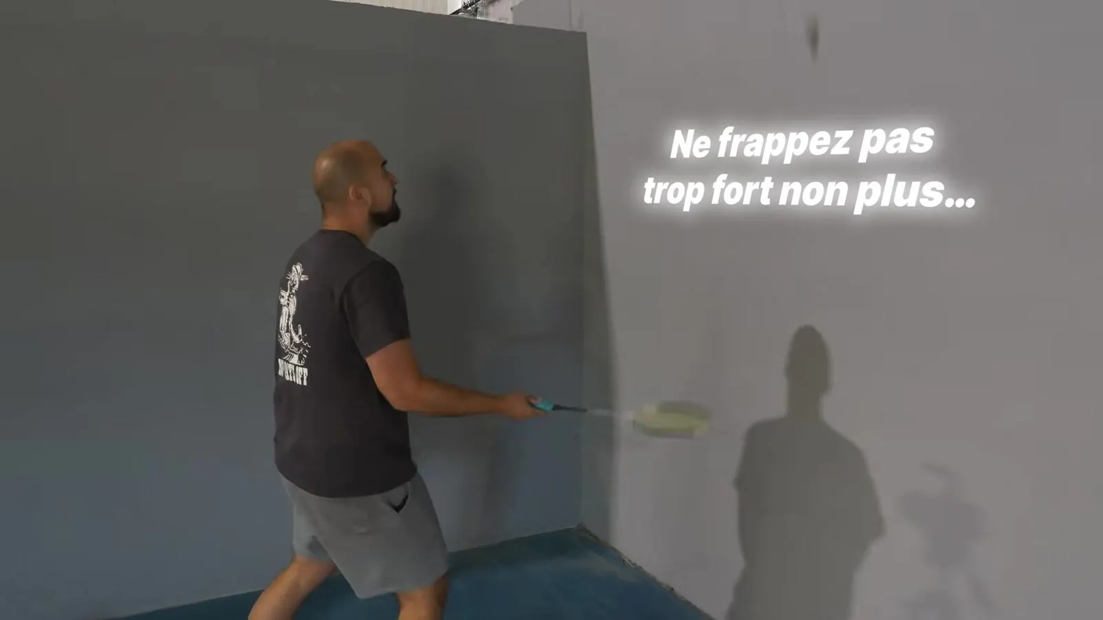 Joueur face à un mur qui frappe le volant avec un geste court pour travailler la puissance de l'avant-bras