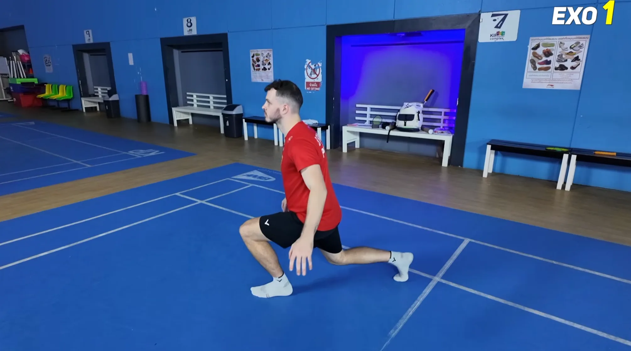 Échauffement badminton étape 2 : fentes pour l'activation musculaire des jambes