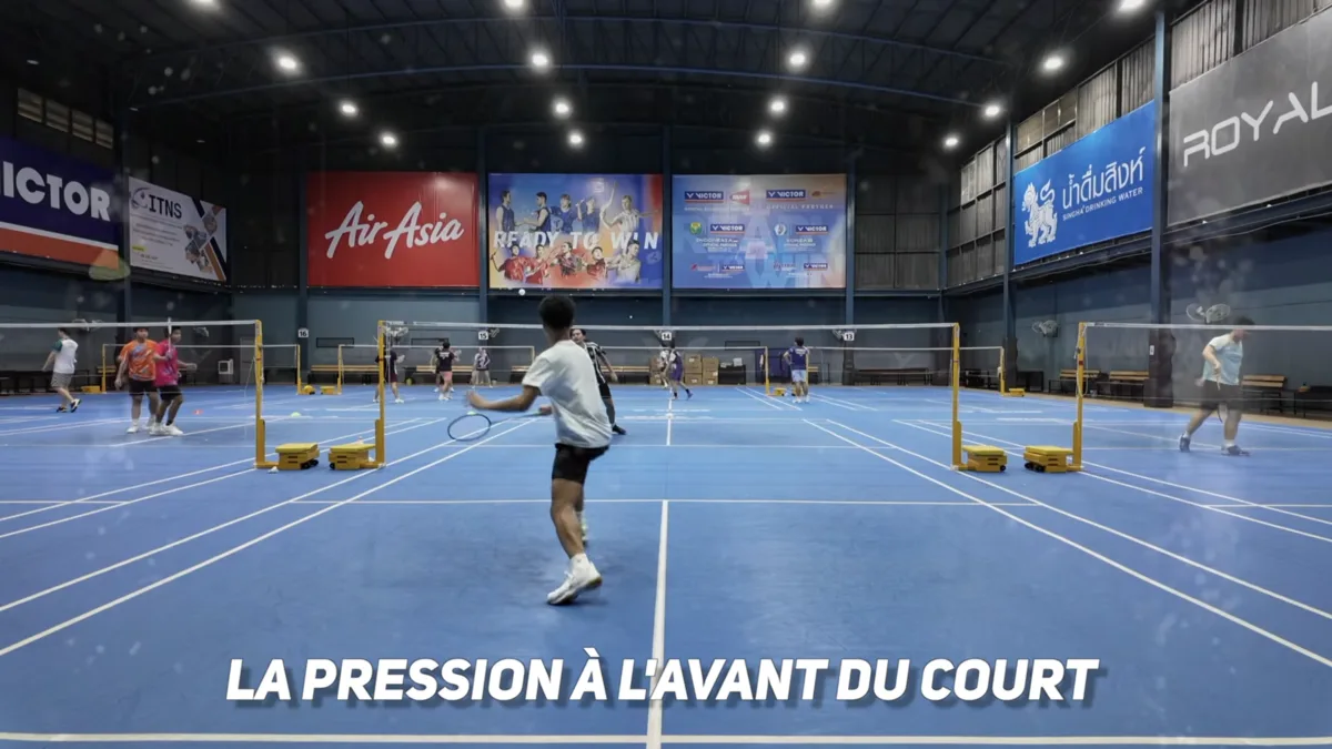 Gestes techniques du badminton à l'avant du court : joueur en fente au filet prêt pour un kill ou une interception