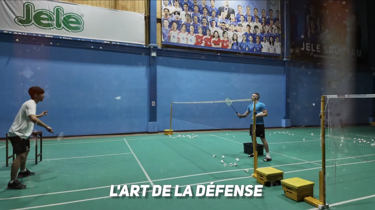 Gestes techniques de défense au badminton : joueur en position basse prêt à défendre un smash en revers ou coup droit
