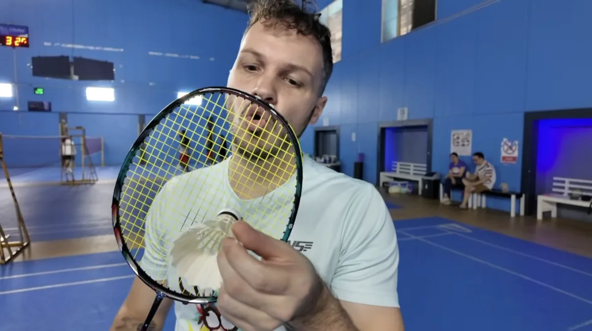 Mouvement du service revers au badminton : balancier de l'avant-bras d'arrière en avant, geste fluide et continu