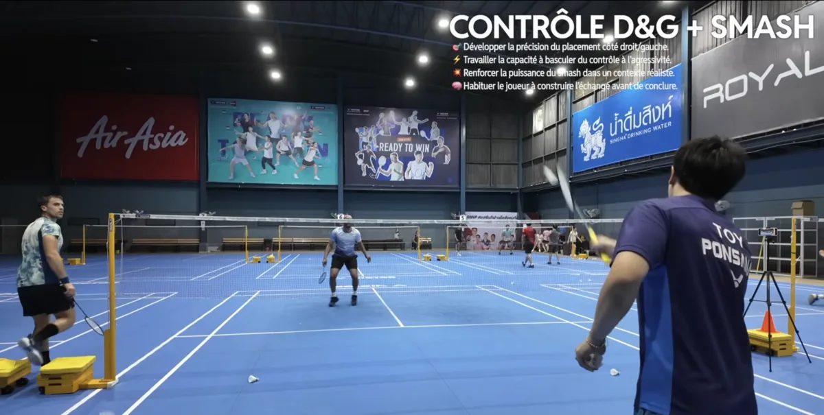 Vue large du complexe d'entraînement pendant l'exercice contrôle D&G + smash au stage badminton Bangkok