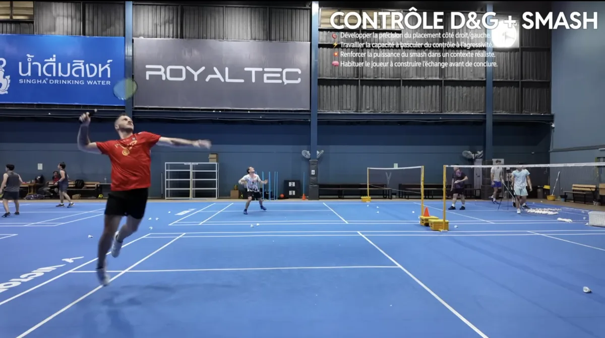 Exercice contrôle droite gauche puis smash au stage badminton Bangkok : déplacements rapides puis frappe puissante