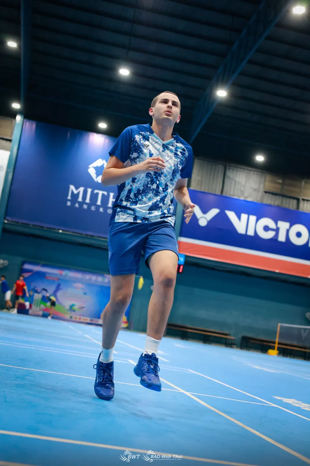 Stagiaire qui s'échauffe sur le terrain avant une séance du stage de badminton à Bangkok
