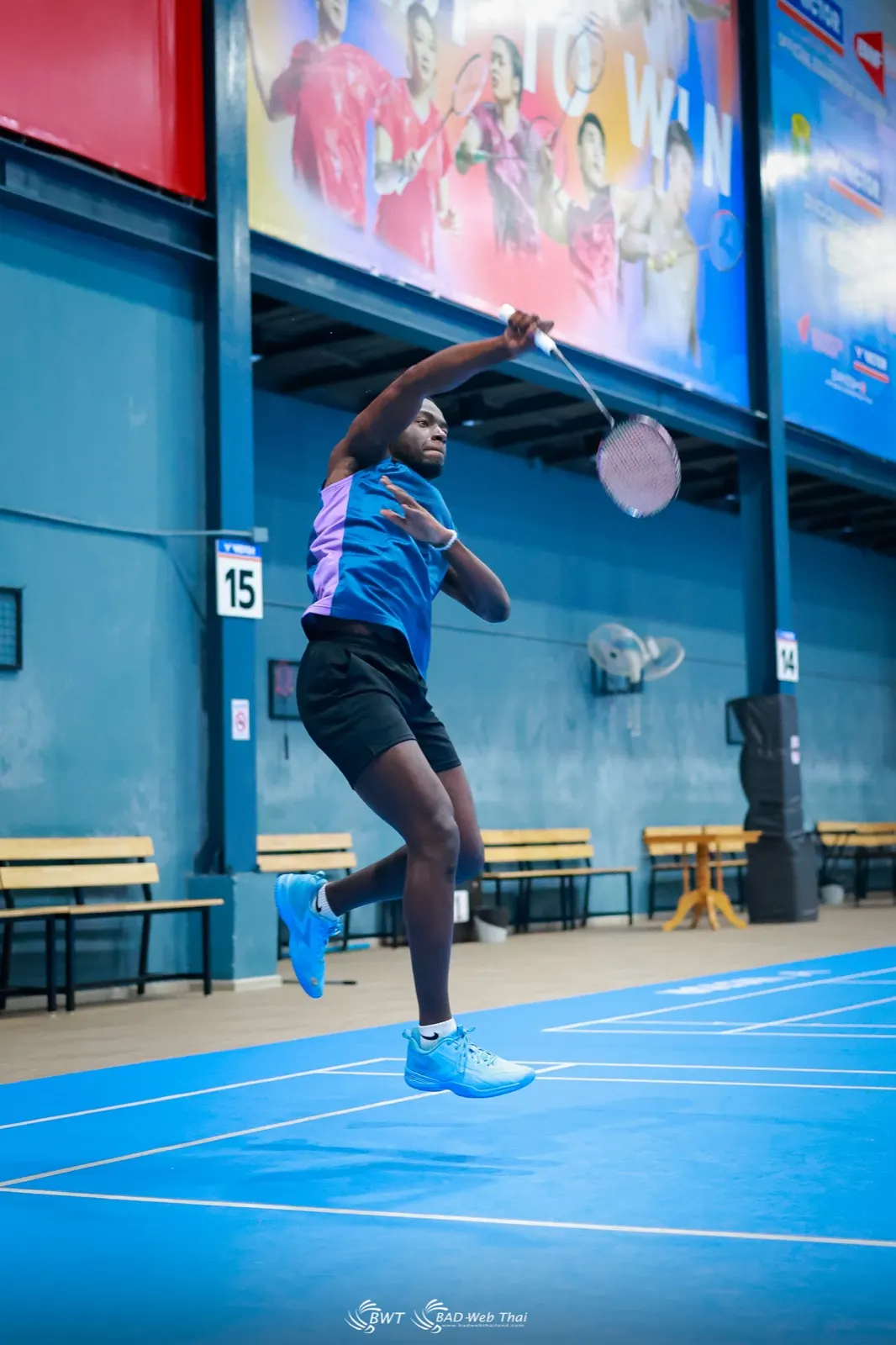 Stagiaire en suspension pour un smash au stage de badminton à Bangkok