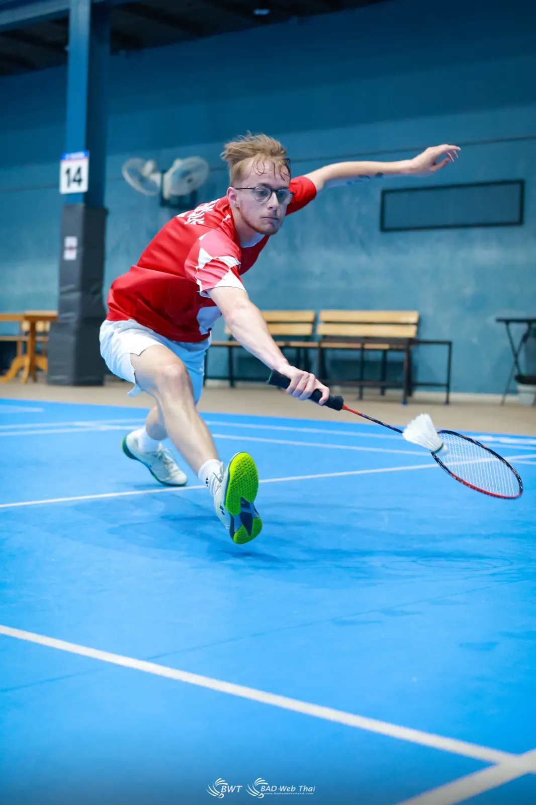 Défense basse au badminton : fente profonde, raquette tendue juste au-dessus du sol