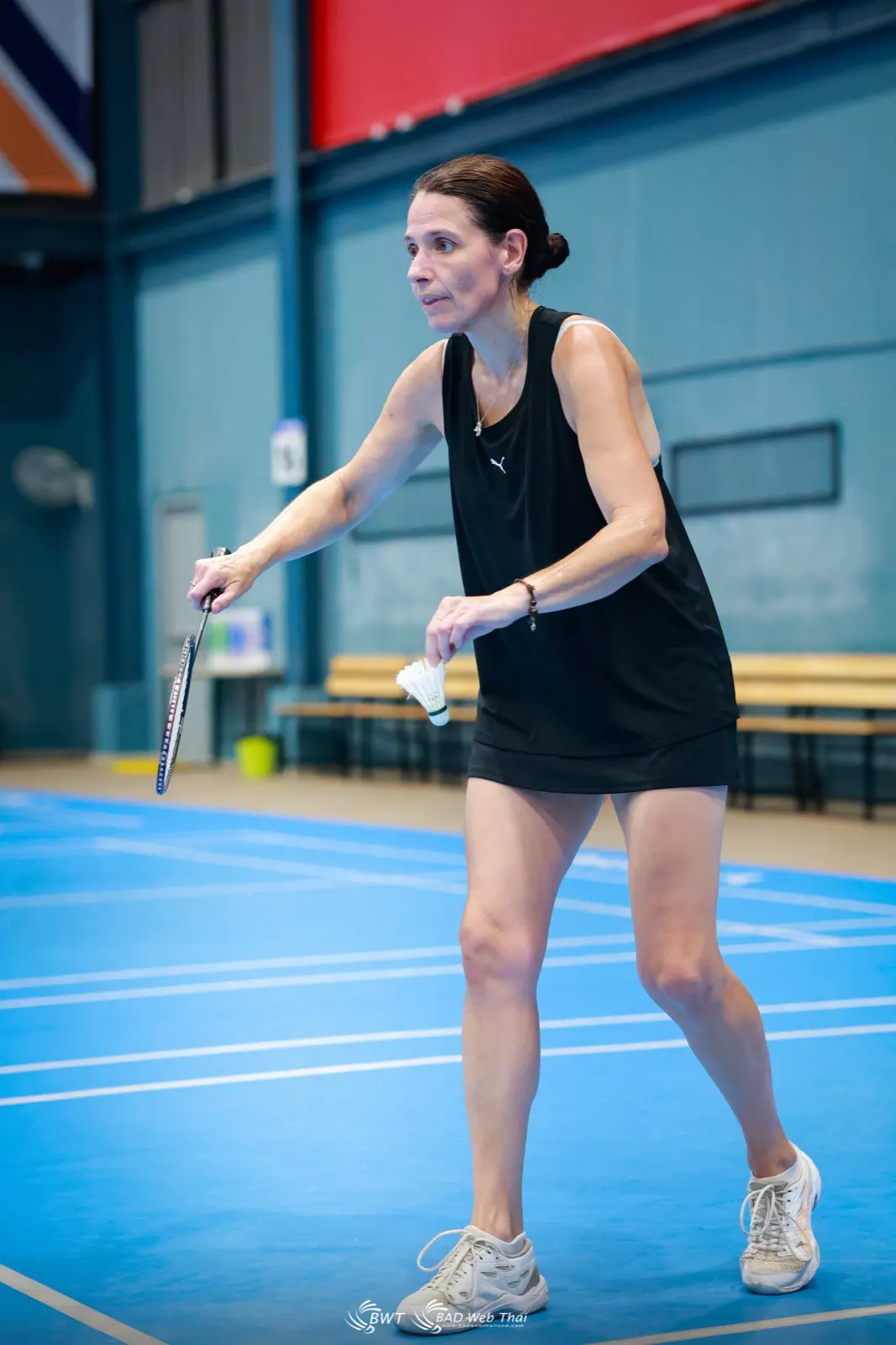 Stagiaire qui prépare son service pendant le stage de badminton à Bangkok