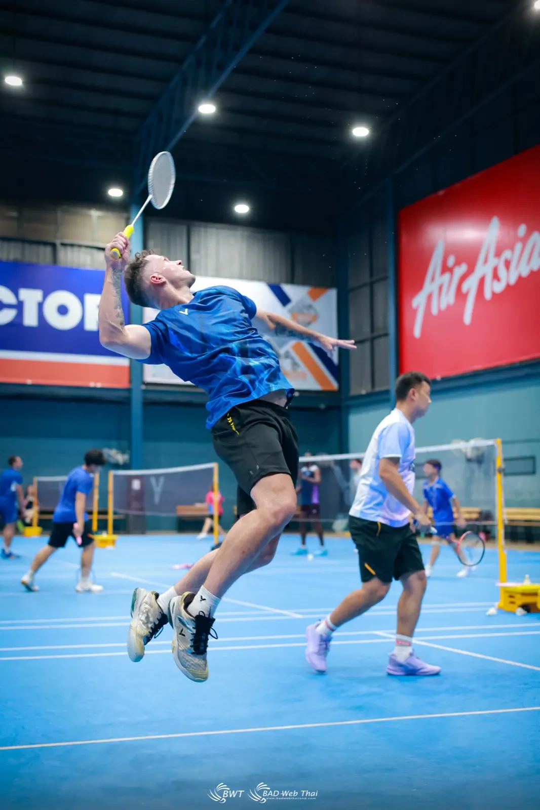 Smash sauté en double au stage de badminton de Bangkok