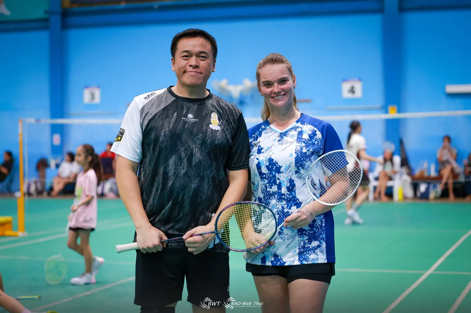 Un coach de la Ponsana Académie et une stagiaire, raquettes en main, sur le terrain à Bangkok