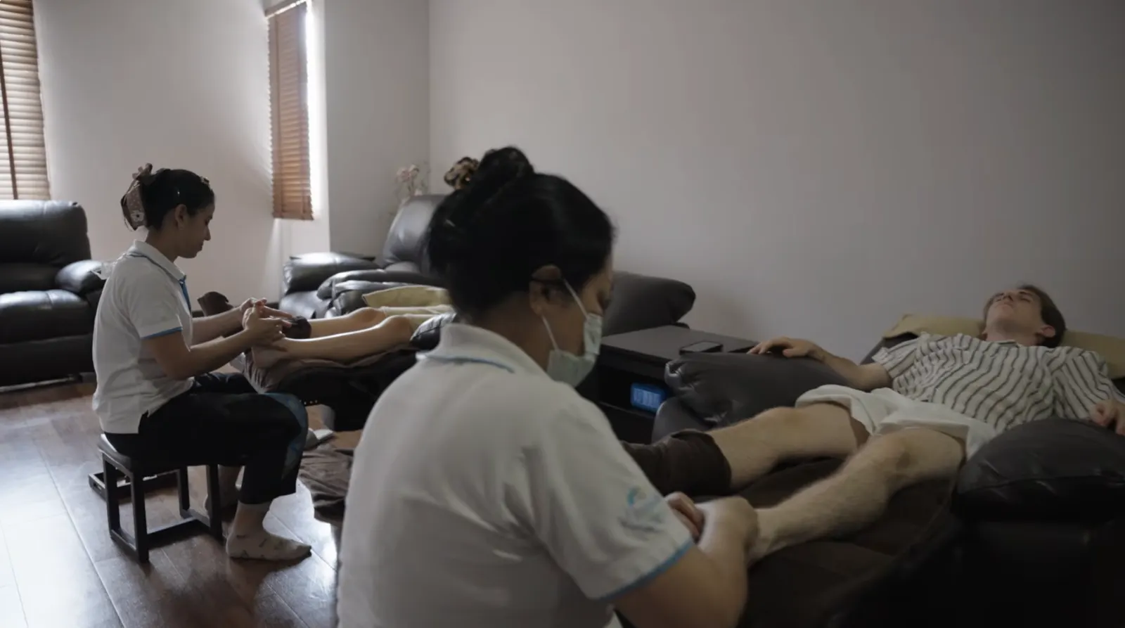 Stagiaires en séance de massage pendant le stage de badminton à Bangkok